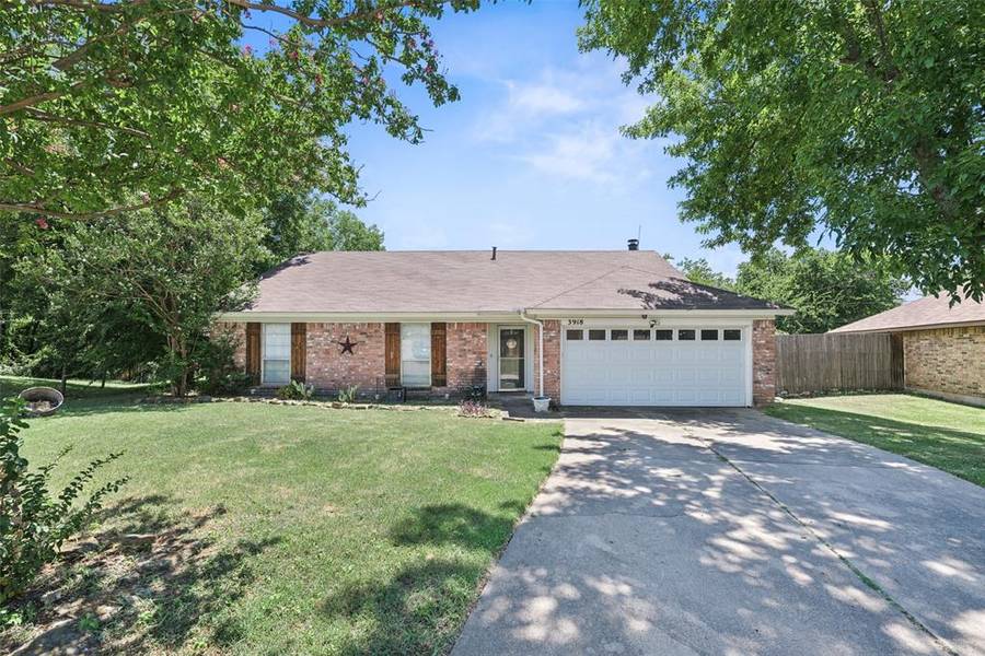 3918 Woodhaven Lane, Grand Prairie, TX 75052