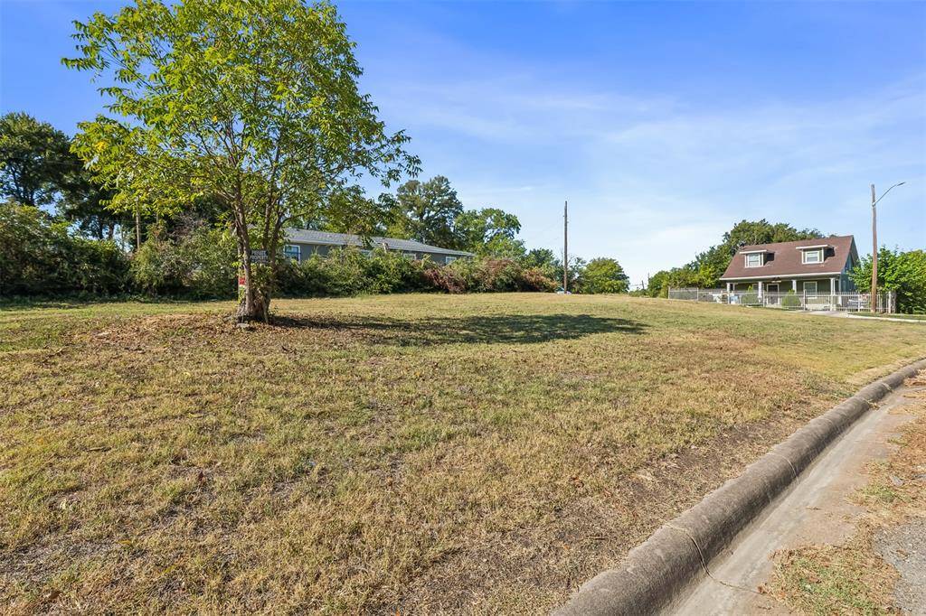 901 Ash Crescent Street, Fort Worth, TX 76104