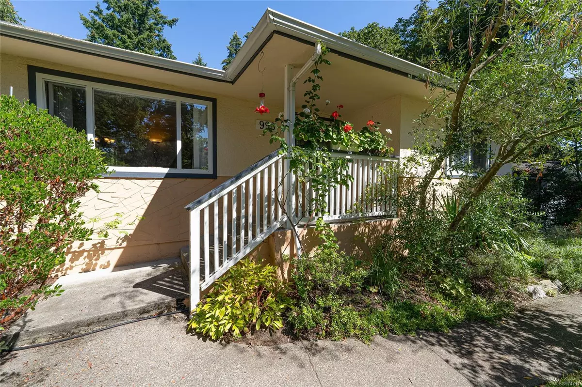 Saanich, BC V8Z 2R6,998 Violet Ave