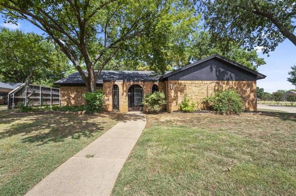 1015 Walnut Place, Mansfield, TX 76063