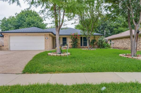 1040 Westcliff Avenue, Saginaw, TX 76179