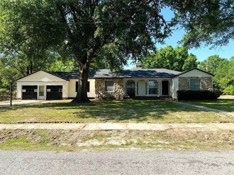 202 Mackinnon Street, Mount Pleasant, TX 75455