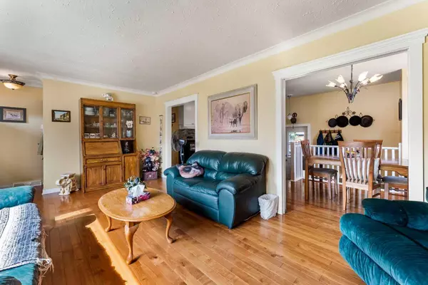 Calgary, AB T3B 2S4,3411 Bowcliffe CRES NW