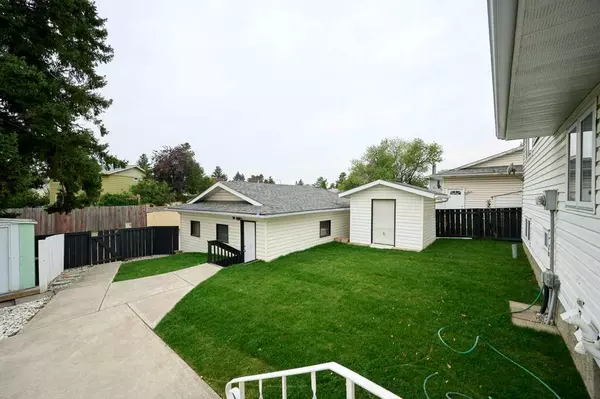 Calgary, AB T1Y 1V8,115 Pineside PL NE