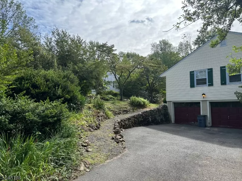 499 Bayberry Ln, Mountainside Boro, NJ 07092