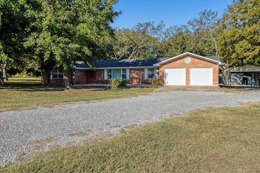 421 County Road 1250, Savoy, TX 75479