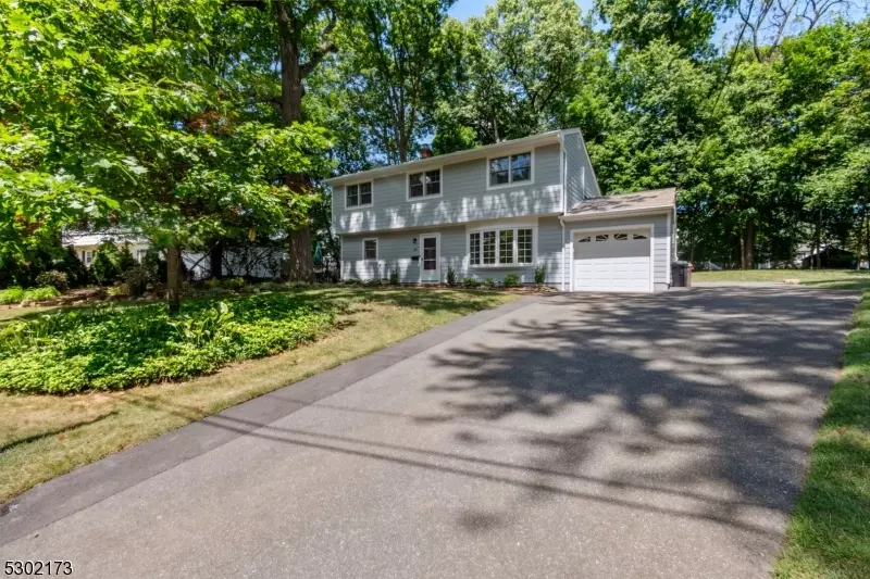 40 Loyola Pl, Oakland Boro, NJ 07436