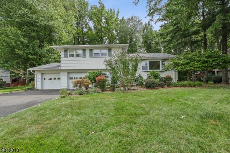 748 Tamaques Way, Westfield Town, NJ 07090