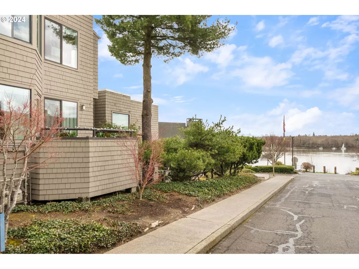 Portland, OR 97239,5858 S RIVERIDGE LN #5