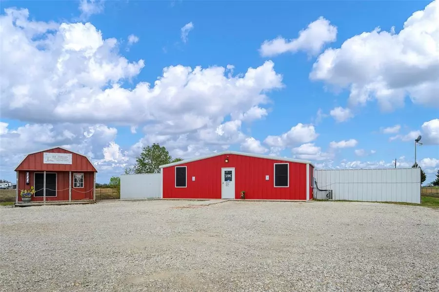 10963 E Us-82, Windom, TX 75492