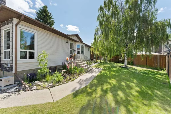 Calgary, AB T1Y 5W5,16 Whiteram Mews NE