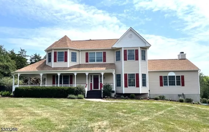 2 Saddle Ridge Dr, Clinton Twp., NJ 08833