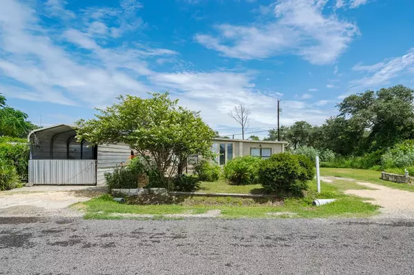 85 St Charles Loop S, Rockport, TX 78382