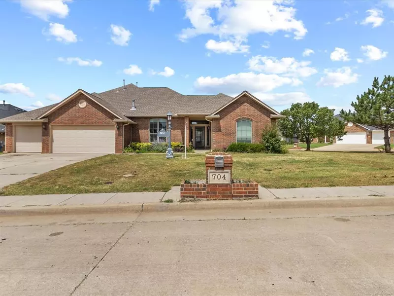 704 Crescent Circle, Midwest City, OK 73110