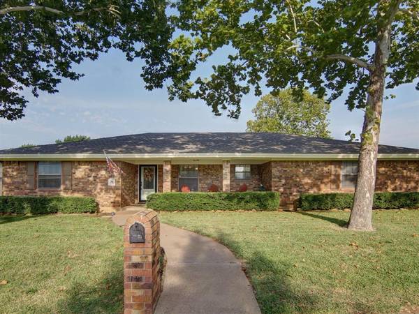 1404 Tanglewood Drive,  Graham,  TX 76450