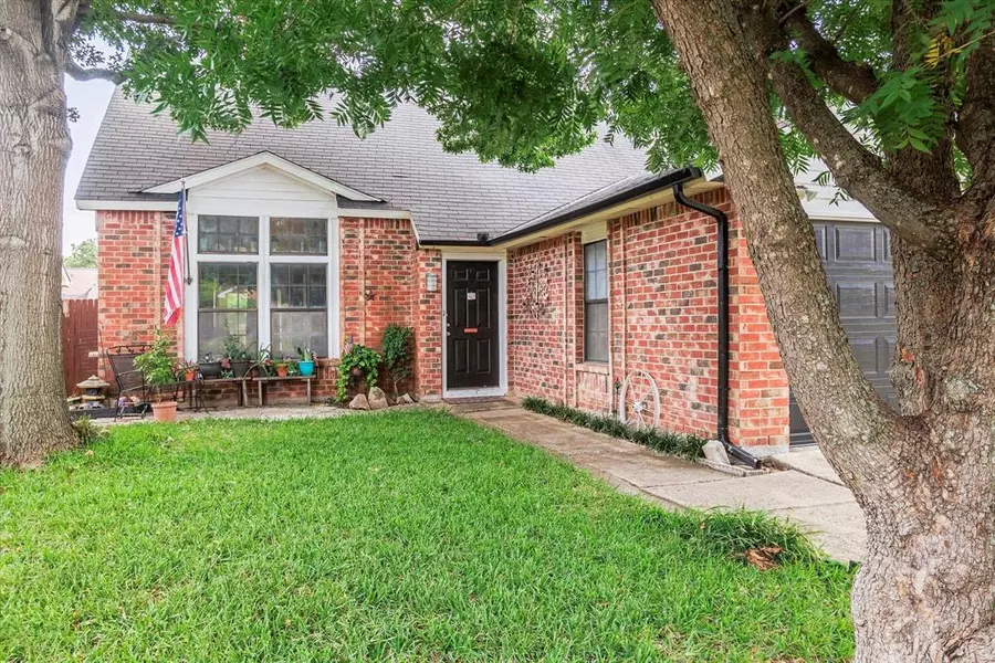 2418 Busch Drive, Arlington, TX 76014