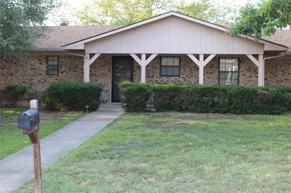 912 Mockingbird, Wolfe City, TX 75496