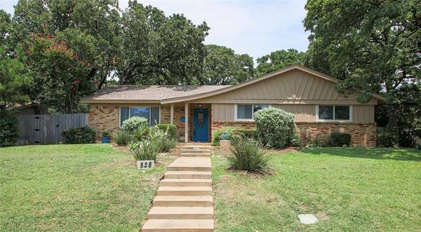 828 Woodcrest Drive,  Hurst,  TX 76053