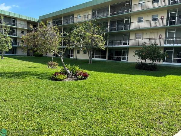 Deerfield Beach, FL 33441,806 SE 7th St  #101