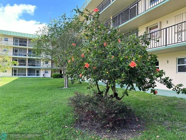 Deerfield Beach, FL 33441,806 SE 7th St  #101