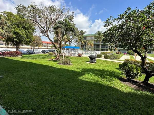 Deerfield Beach, FL 33441,806 SE 7th St  #101