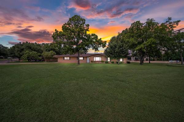 1000 Sunset Drive, Ennis, TX 75119