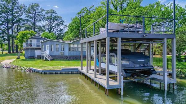 201 Kiowa Drive W, Lake Kiowa, TX 76240