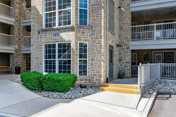 Oakville, ON L6M 4N1,1450 Bishops Gate #101