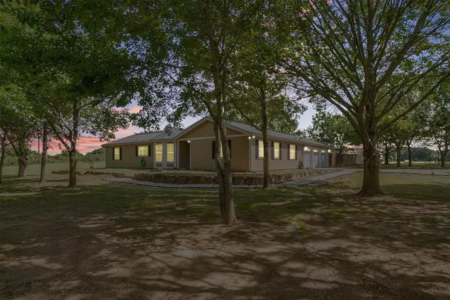 301 Red Bluff Circle, Millsap, TX 76066