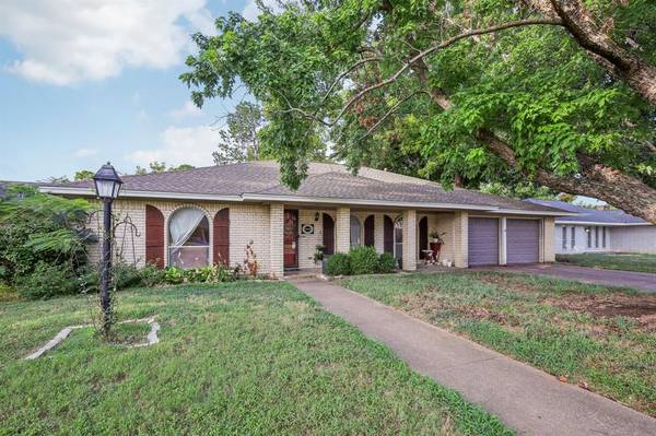 1306 Ashbury Drive,  Arlington,  TX 76015