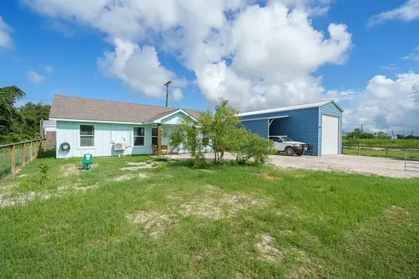 60 Saint Charles Loop W, Rockport, TX 78382