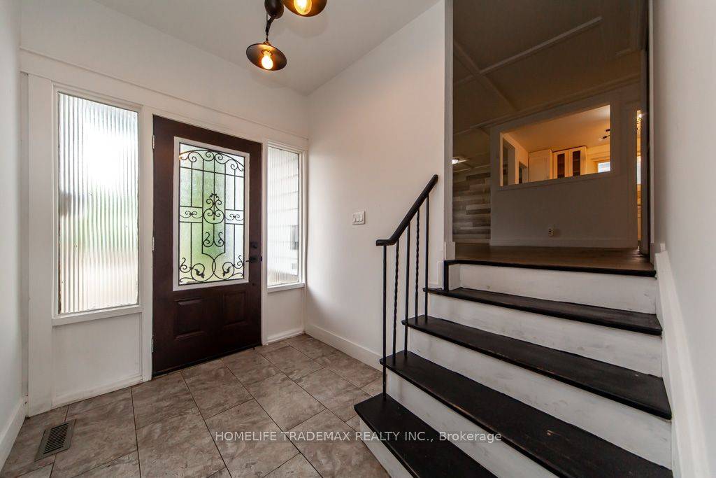 Barrie, ON L4M 2W5,61 College CRES