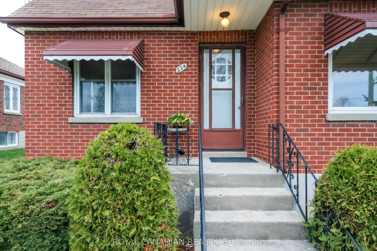 Oshawa, ON L1J 1R7,224 College AVE #2