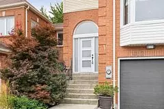 Oakville, ON L6M 3B5,1062 Lindsay DR