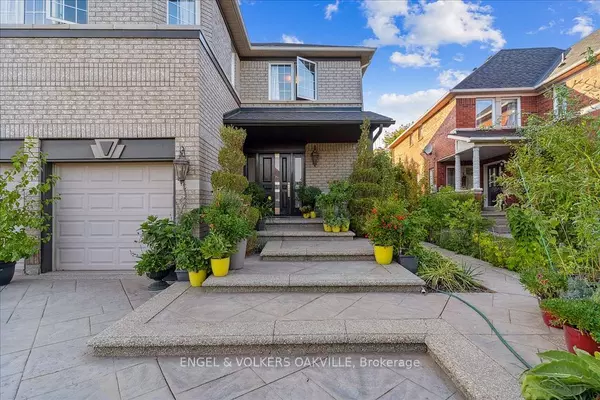 Oakville, ON L6H 6S9,527 Ravineview WAY