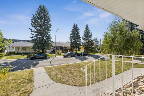 Calgary, AB T3E5B8,356 Glamorgan CRES SW