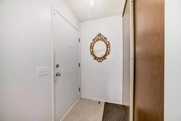 Calgary, AB T2B 2T9,22 ERIN CROFT CRES SE