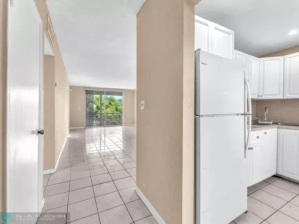 Plantation, FL 33313,5275 NW 10th Ct  #401