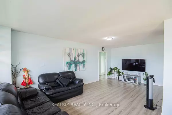 Toronto W04, ON M6L 1B1,1455 Lawrence AVE W #1702