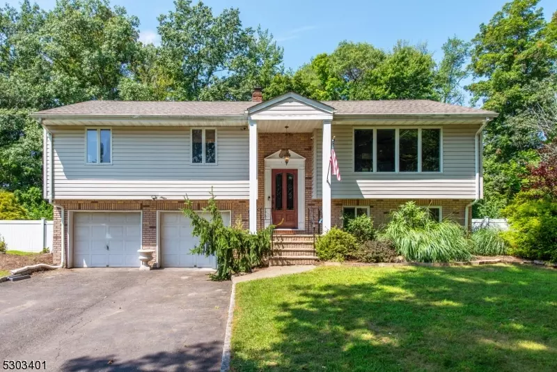 7 Country Ln, Hillsdale Boro, NJ 07642