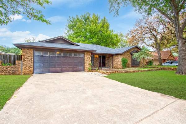 740 Highland Crest Drive, Hurst, TX 76054