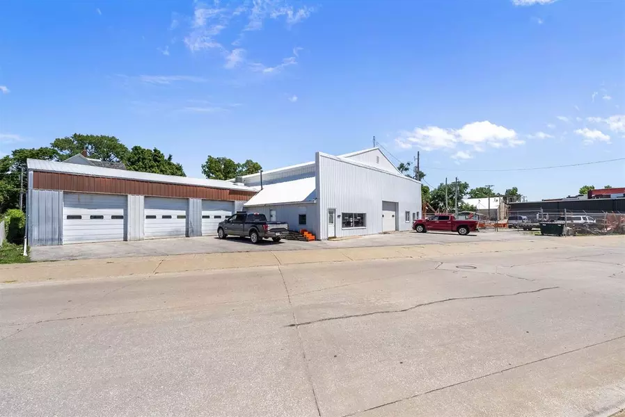 209 W 3rd St, West Liberty, IA 52776