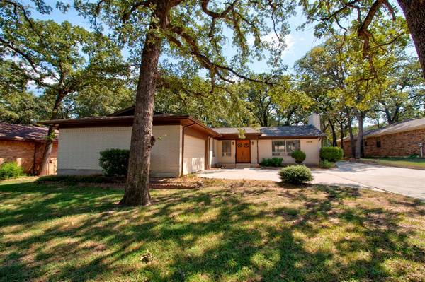 1018 Kiowa Drive W, Lake Kiowa, TX 76240