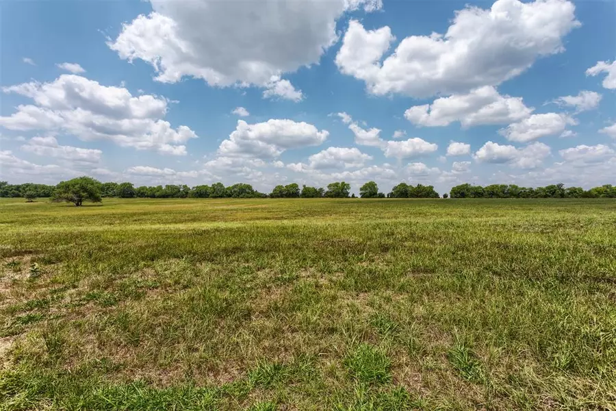 1886 County Road 1255, Savoy, TX 75479