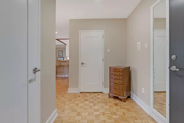 Toronto C09, ON M4W 2P4,16 Rosedale RD #819