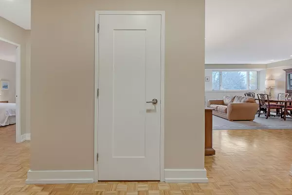 Toronto C09, ON M4W 2P4,16 Rosedale RD #819