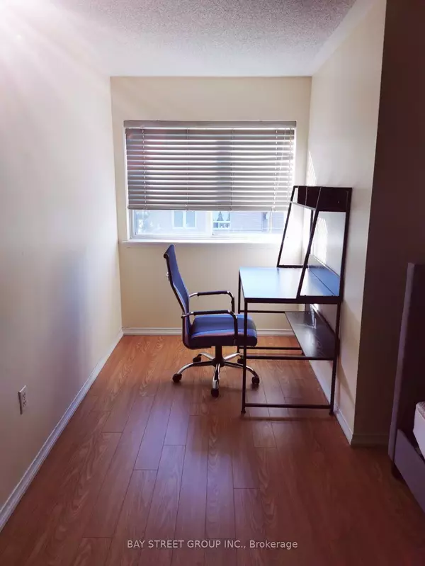 Mississauga, ON L5R 3W1,75 Strathaven DR #17