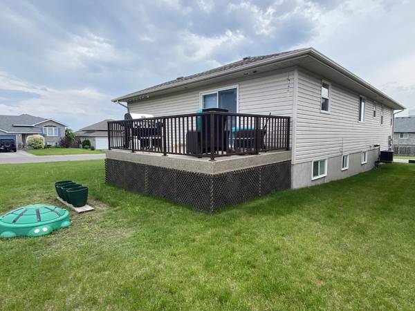 27 Belvedere RD, Quinte West, ON K8V 4A9