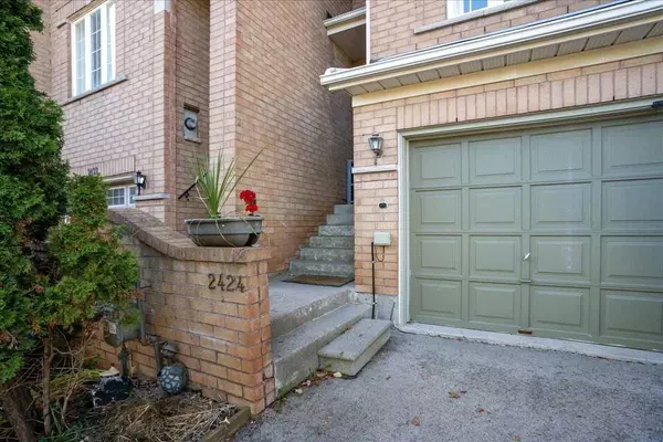 Oakville, ON L6H 6Y2,2424 Ravinebrook CRES