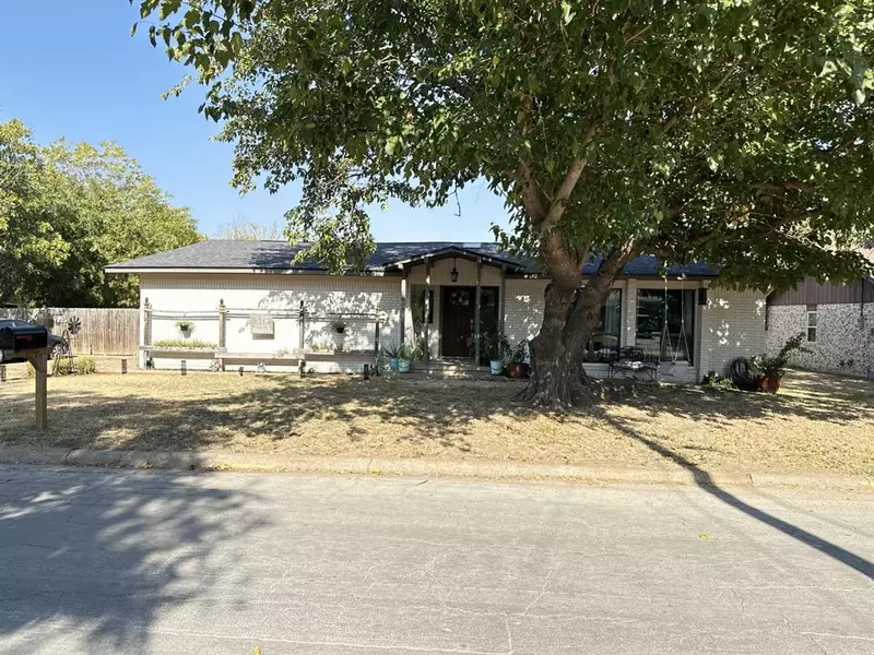 526 N 4th Street, Jacksboro, TX 76458